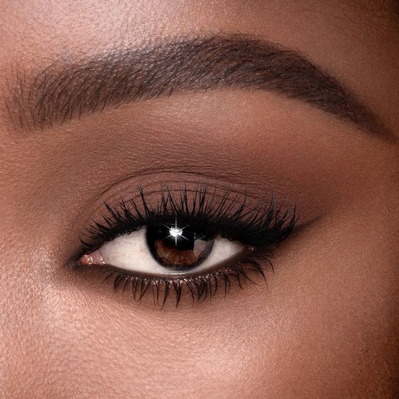 Maquillage mariage : astuces pour les yeux marrons